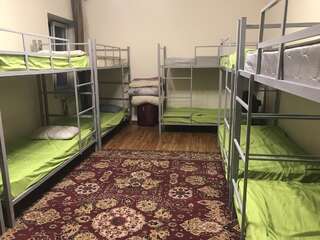 Хостелы New Yerevan Ереван Спальное место на двухъярусной кровати в общем номере для мужчин и женщин-1